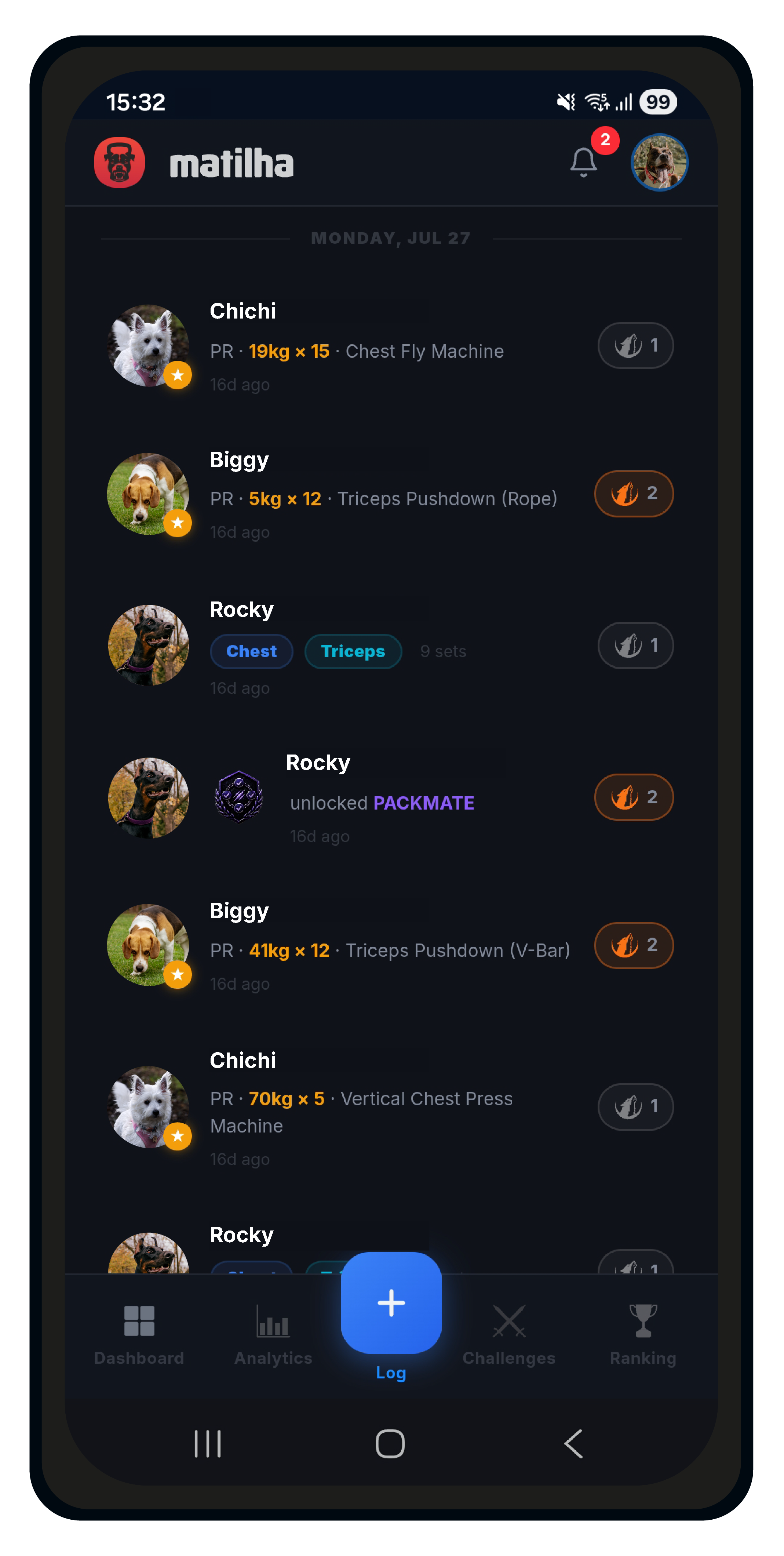 Matilha Pack Activity feed showing friends' PRs and badge unlocks, each with a Howl reaction